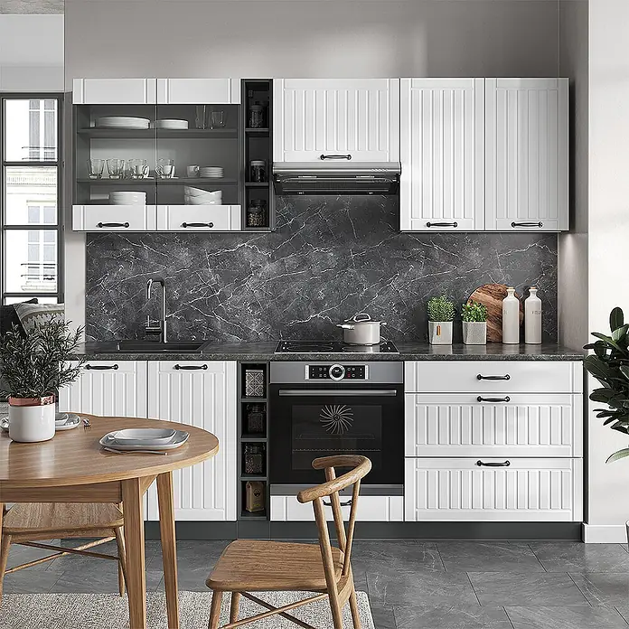 Vicco Küchenzeile Fame-Line Weiß Landhaus/Anthrazit, AP Eiche - Weiß Landhaus, Ohne Elektrogeräte - Weiße gerillte Küchenschränke mit schwarzem Marmorspritzschutz, integrierten Geräten und einem Essbereich aus Holz.