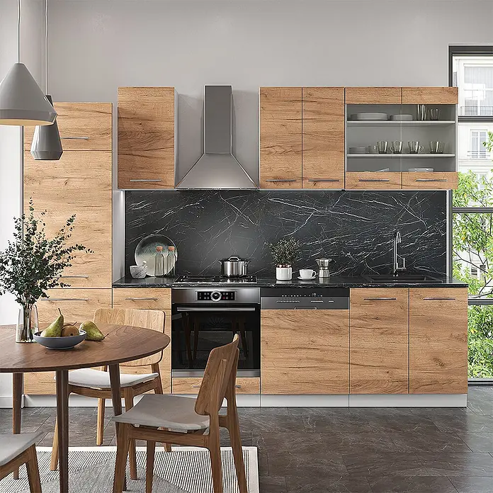 Vicco Küchenzeile Fame-Line Goldkraft Eiche/Weiß ohne Arbeitsplatte - Breite: 300 cm, Goldkraft Eiche, Ohne Elektrogeräte - Moderne Küche mit hellen Holzschränken, schwarzer Marmorrückwand, integrierten Geräten und Essbereich.