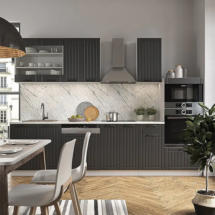 Vicco Küchenzeile Fame-Line Anthrazit Landhaus/Weiß mit Hochschrank, ohne Arbeitsplatte - Breite: 300 cm, Anthrazit Landhaus, Ohne Elektrogeräte - Dunkelgraue Küche mit geriffelten Schränken, Marmor-Rückwand und Edelstahlgeräten.