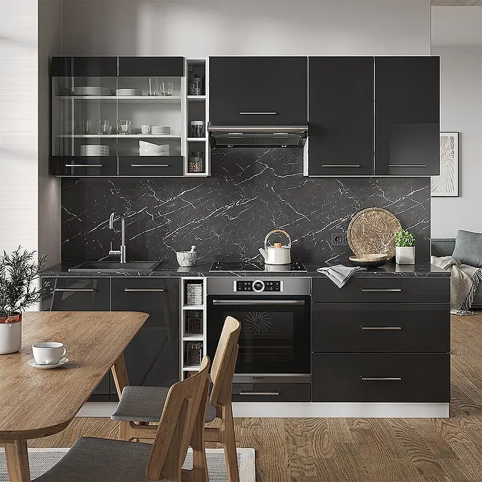 Vicco Küchenzeile Fame-Line Anthrazit Hochglanz/Weiß, AP Eiche - Breite: 235 cm, Anthrazit Hochglanz, Ohne Elektrogeräte - Moderne schwarze Küchenschränke mit schwarzer Marmorplatte und -rückwand, integriertem Backofen, Kochfeld und Spüle, in einem Ess-Kochbereich.
