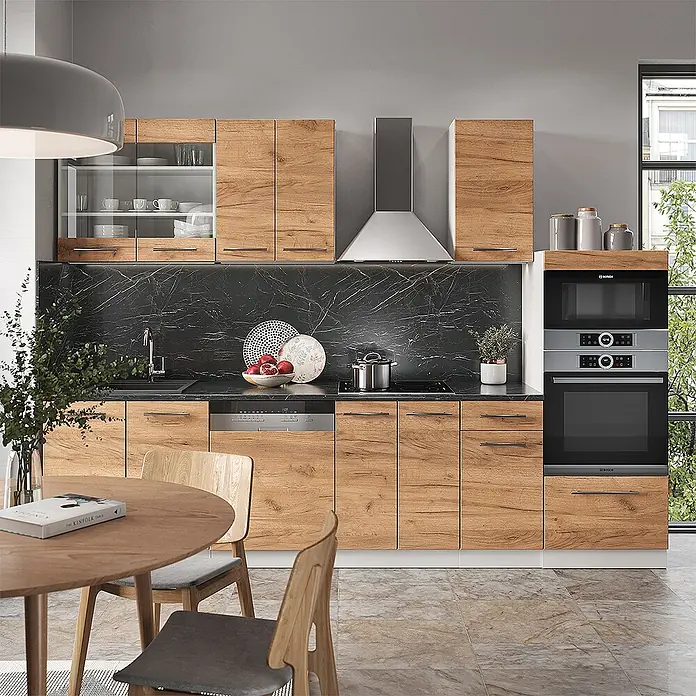 Vicco Küchenzeile Fame-Line Goldkraft Eiche/Weiß mit Hochschrank, AP Marmor - Breite: 300 cm, Goldkraft Eiche, Ohne Elektrogeräte - Moderne Küche mit Naturholzschränken, schwarzer Marmor-Effekt-Rückwand und integrierten Geräten, ergänzt durch einen Essbereich.