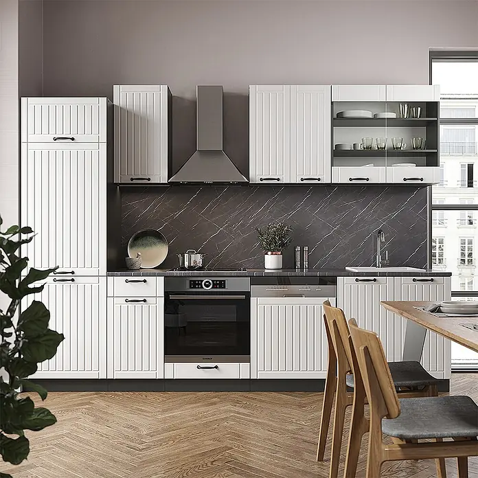 Vicco Küchenzeile Fame-Line Weiß Landhaus/Anthrazit, AP Eiche - Weiß Landhaus, Ohne Elektrogeräte - Moderne weiße Küche mit geriffelten Schranktüren, dunkler Marmor-Arbeitsplatte und Edelstahlgeräten. Mit Essbereich.