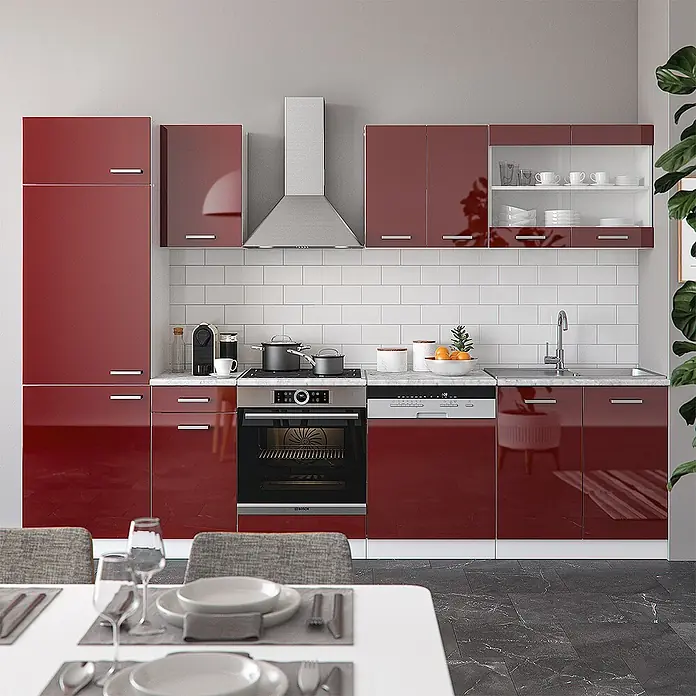 Vicco Küchenzeile R-Line Rot Hochglanz/Weiß ohne Arbeitsplatte - Breite: 300 cm, Rot Hochglanz, Ohne Elektrogeräte - Moderne Küche mit glänzenden roten Schränken, integrierten Geräten und weißem Fliesenspiegel.