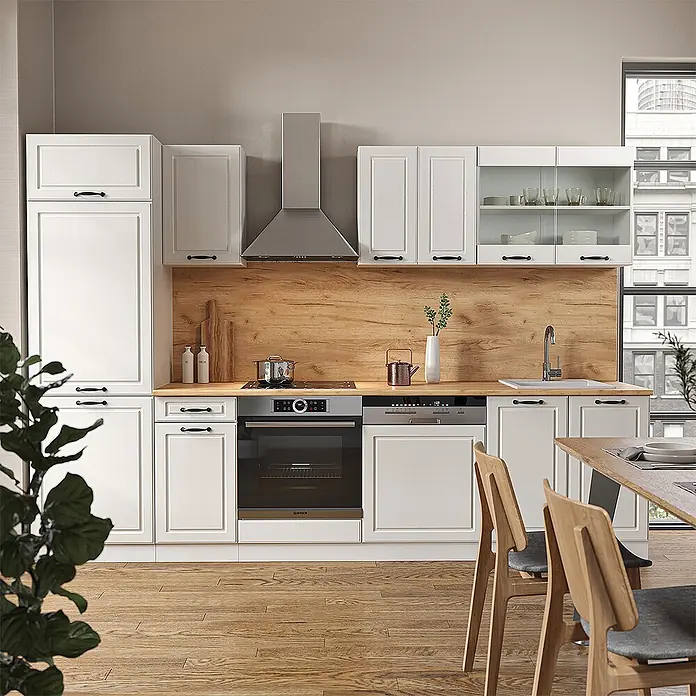 Vicco Küchenzeile R-Line Weiß Landhaus/Weiß, AP Anthrazit - Breite: 300 cm, Weiß Landhaus, Ohne Elektrogeräte - Weiße Küchenschränke mit schwarzen Griffen, heller Holzrückwand und integrierten Geräten in einer modernen Küche.