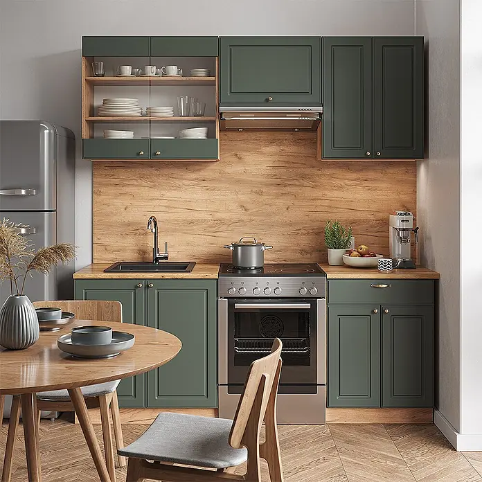 Vicco Küchenzeile Fame-Line Grün-Gold Landhaus/Goldkraft Eiche ohne Arbeitsplatte - Grün-Gold Landhaus, Ohne Elektrogeräte - Moderne Küche mit dunkelgrünen Schränken, Holzoptik-Rückwand, Spüle, Herd und Esstisch.