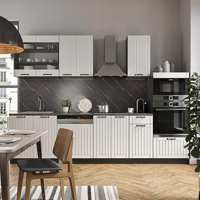 Vicco Küchenzeile Fame-Line Weiß Landhaus/Anthrazit mit Hochschrank, AP Anthrazit - Weiß Landhaus, Ohne Elektrogeräte - Moderne Küche mit weißen geriffelten Schränken, schwarzen Griffen und schwarzer Marmorarbeitsplatte/Rückwand.