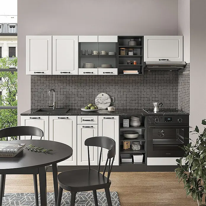 Vicco Küchenzeile R-Line Weiß Landhaus/Anthrazit, AP Anthrazit - Weiß Landhaus, Ohne Elektrogeräte - Weiße Küchenschränke mit schwarzer Arbeitsplatte und dunklen Akzenten in einer modernen Küche.