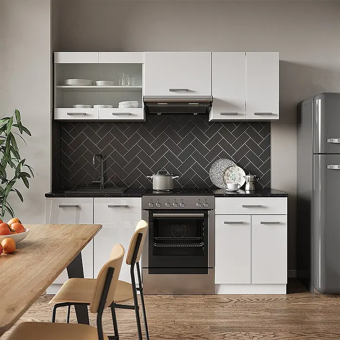 Vicco Küchenzeile R-Line Weiß Hochglanz/Weiß ohne Arbeitsplatte - Weiß Hochglanz, Ohne Elektrogeräte - Moderne Küche mit weißen Hochglanzschränken, schwarzen Arbeitsplatten und schwarzem Fischgrät-Spritzschutz.