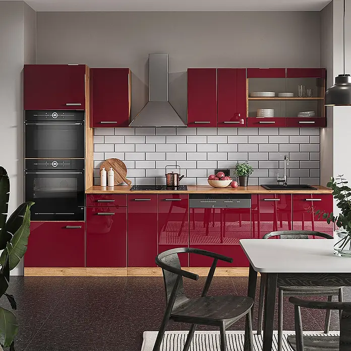 Vicco Küchenzeile R-Line Rot Hochglanz mit Hochschrank, ohne Arbeitsplatte - Rot Hochglanz, Ohne Elektrogeräte - Moderne Küche mit glänzend roten Schränken, integrierten Öfen und einer Holztheke, mit Spüle und Kochfeld.