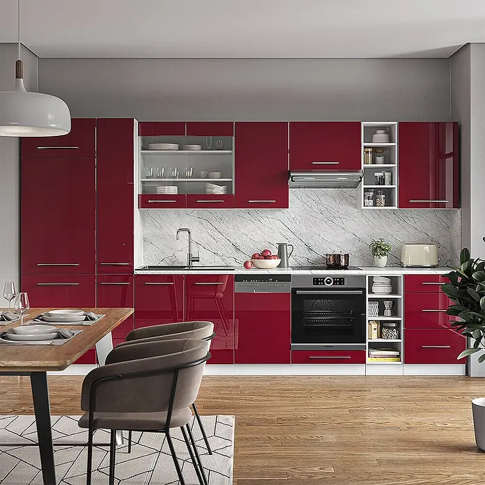 Vicco Küchenzeile Fame-Line Bordeaux Hochglanz/Weiß ohne Arbeitsplatte - Breite: 355 cm, Bordeaux Hochglanz, Ohne Elektrogeräte - Moderne Küche mit hochglänzenden roten Schränken, integrierten Geräten und Marmorrückwand, in einem Essbereich.