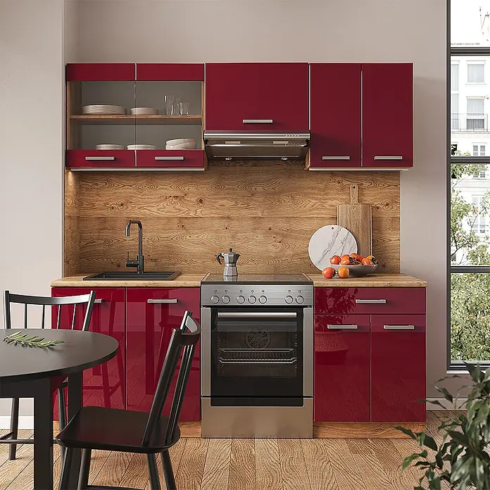 Vicco Küchenzeile R-Line Rot Hochglanz/Goldkraft Eiche ohne Arbeitsplatte - Rot Hochglanz, Ohne Elektrogeräte - Hochglänzende rote Küchenschränke kombiniert mit einer Holzrückwand und Arbeitsplatte.