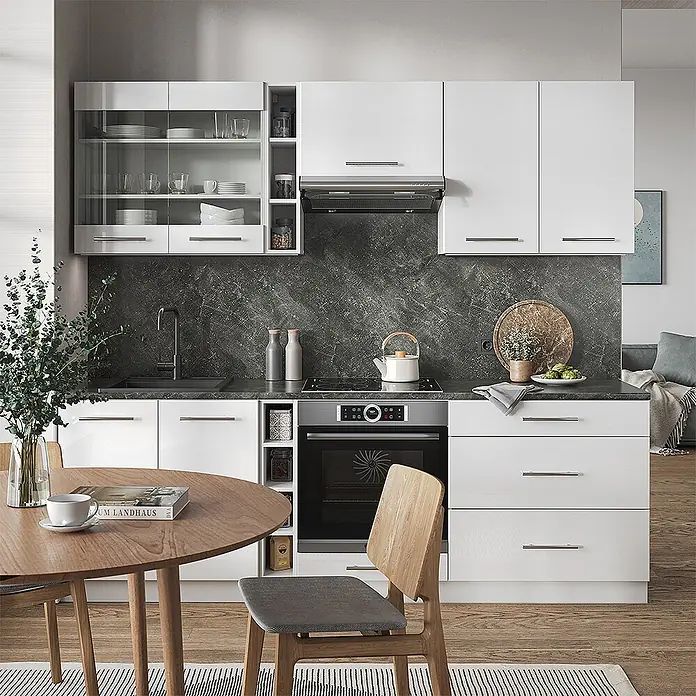 Vicco Küchenzeile Fame-Line Weiß Hochglanz/Weiß, AP Anthrazit - Weiß Hochglanz, Ohne Elektrogeräte - Moderne weiße Küche mit dunkelgrauer Arbeitsplatte und Rückwand, mit integrierten Geräten und Essbereich.