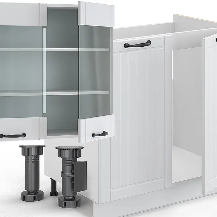 Vicco Küchenzeile Fame-Line Weiß Landhaus/Weiß, AP Eiche - Weiß Landhaus, Ohne Elektrogeräte - Teilweise montierte weiße Küchenschränke mit Glas- und Massivtüren, die verstellbare Sockelfüße zeigen.