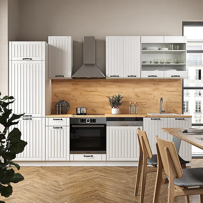 Vicco Küchenzeile Fame-Line Weiß Landhaus/Weiß, AP Eiche - Weiß Landhaus, Ohne Elektrogeräte - Weiße Lamellenküchenschränke mit Holzarbeitsplatte/Rückwand, integriertem Ofen, Geschirrspüler und Spüle.
