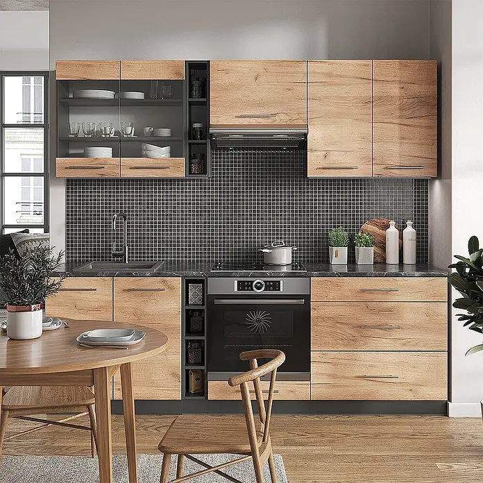 Vicco Küchenzeile Fame-Line Goldkraft Eiche/Anthrazit, AP Marmor - Breite: 235 cm, Goldkraft Eiche, Ohne Elektrogeräte - Moderne Küche mit hellen Holzfronten, dunkler Arbeitsplatte, schwarzem Mosaikfliesenspiegel, integriertem Backofen, Kochfeld und Spüle.