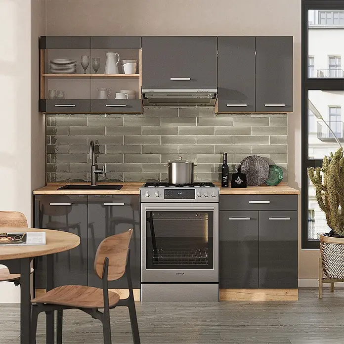 Vicco Küchenzeile R-Line Anthrazit Hochglanz/Goldkraft Eiche, AP Eiche - Anthrazit Hochglanz, Ohne Elektrogeräte - Moderne Küche mit dunkelgrauen Hochglanzschränken, Holz-Arbeitsplatten und grauen Fliesen, inklusive Spüle, Herd und offenen Regalen.