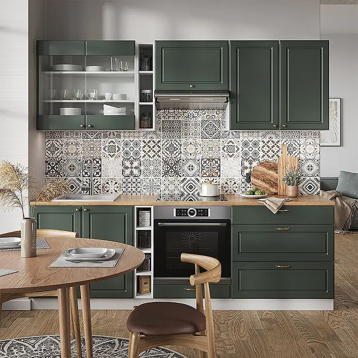 Vicco Küchenzeile Fame-Line, Grün-Gold Landhaus/Weiß, 235 cm -  - Moderne dunkelgrüne Küchenschränke mit Holzoptik-Arbeitsplatten und integrierten Geräten in einer gemütlichen Wohnküche mit Essbereich.