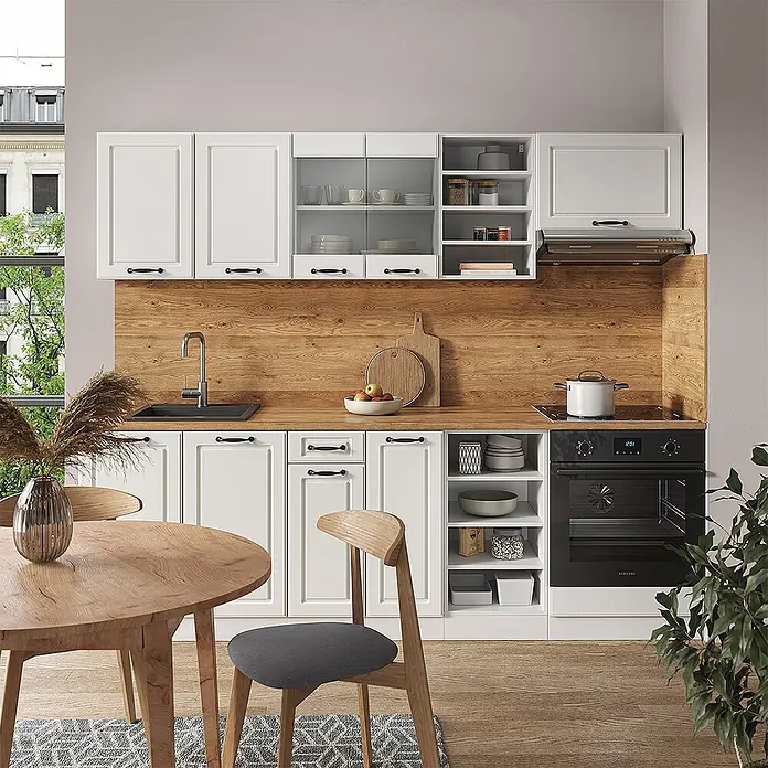 Vicco Küchenzeile R-Line Weiß Landhaus/Weiß, AP Anthrazit - Weiß Landhaus, Ohne Elektrogeräte - Weiße Küchenschränke mit schwarzen Griffen und Holztheke/Rückwand in moderner Küche mit Einbaugeräten.