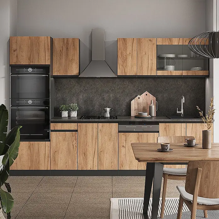 Vicco Küchenzeile R-Line Goldkraft Eiche J-Shape, mit Hochschrank, ohne Arbeitsplatte - Goldkraft Eiche, Ohne Elektrogeräte - Moderne Küche mit Holzoptik-Schränken, dunklen Arbeitsplatten, integrierten Öfen und Kochfeld.