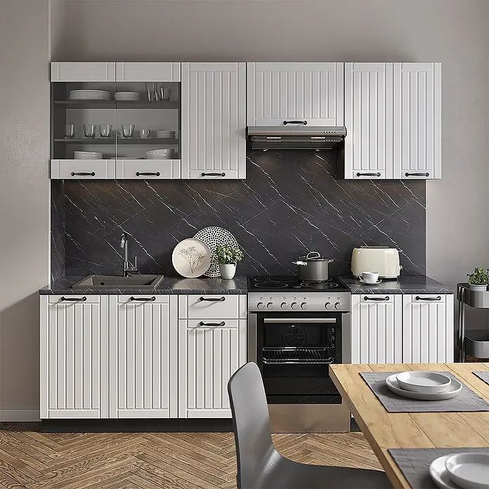 Vicco Küchenzeile Fame-Line Weiß Landhaus/Anthrazit, AP Marmor - Weiß Landhaus, Ohne Elektrogeräte - Weiße Küchenschränke mit vertikaler Verkleidung und schwarzen Griffen, kombiniert mit einer schwarzen Arbeitsplatte in Marmoroptik. Die komplette Küche umfasst Spüle, Backofen und Dunstabzugshaube.
