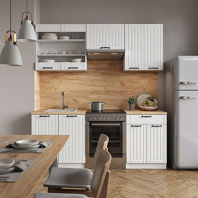 Vicco Küchenzeile Fame-Line Weiß Landhaus/Weiß, AP Anthrazit - Weiß Landhaus, Ohne Elektrogeräte - Weiße Küche mit gerillten Schranktüren, schwarzen Griffen, einer Holz-Arbeitsplatte und Rückwand sowie integrierten Geräten.