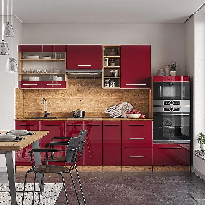 Vicco Küchenzeile Fame-Line Bordeaux Hochglanz/Goldkraft Eiche ohne Arbeitsplatte - Bordeaux Hochglanz, Ohne Elektrogeräte - Elegante Küche mit glänzenden roten Schränken, Holzwandverkleidung, integrierten Geräten und Essbereich.