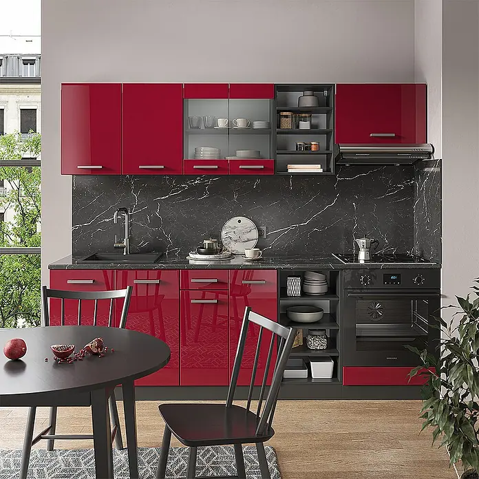 Vicco Küchenzeile R-Line Rot Hochglanz/Anthrazit, AP Eiche - Rot Hochglanz, Ohne Elektrogeräte - Moderne rote Hochglanzküchenschränke mit schwarzer Marmor-Arbeitsplatte, integriertem Backofen und grauen Regalen in einer zeitgenössischen Küche.