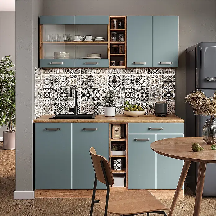 Vicco Singleküche R-Line Blau-Grau/Goldkraft Eiche ohne Arbeitsplatte - Blau-Grau, Ohne AP - Moderne Küche mit blau-grünen Schränken, Arbeitsplatten aus Holz und gemusterten Fliesen. Mit Spülbereich und offenen Regalen.