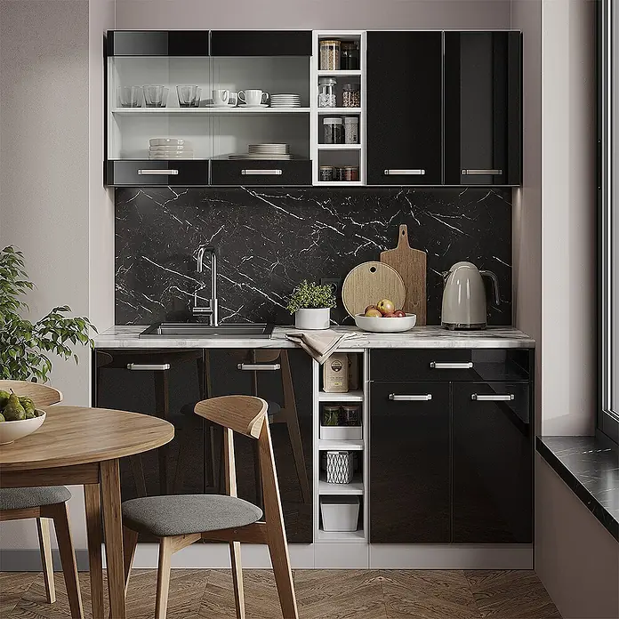 Vicco Singleküche R-Line Schwarz Hochglanz/Weiß ohne Arbeitsplatte - Breite: 160 cm, Schwarz Hochglanz, Ohne AP - Schwarze Hochglanz-Küchenzeile mit integriertem Spülbecken, schwarzer Marmor-Rückwand und weißen Regalen in einer modernen Küche mit Essbereich.