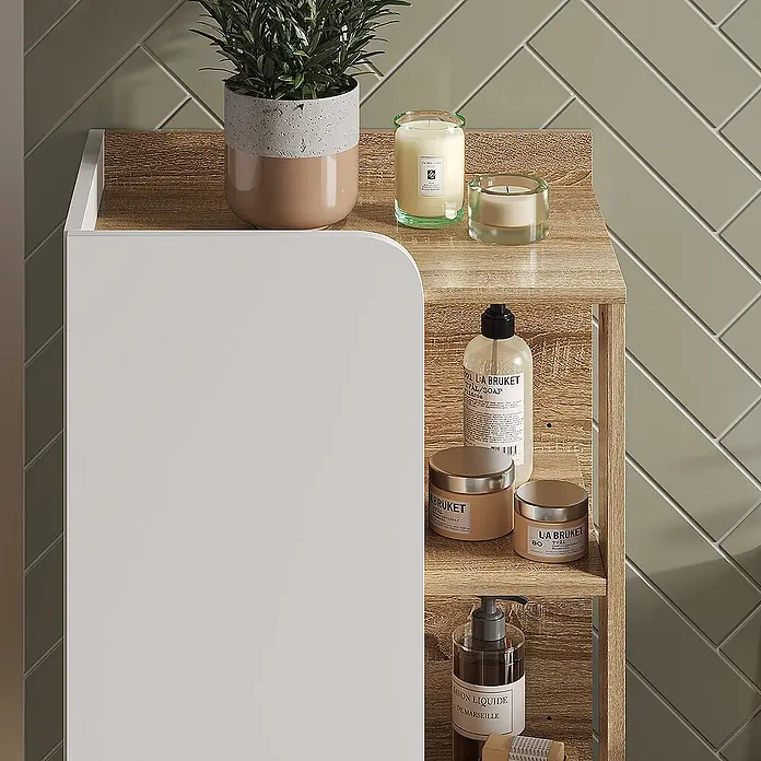 Vicco Badmöbel-Set Karen Sonoma/Weiß 3 Teile - Gesamtbreite Badmöbel: 110 cm, Sonoma, Matt - Badezimmerschrank mit weißer Tür und Holzregalen, darauf Pflanze, Kerzen und Toilettenartikel.