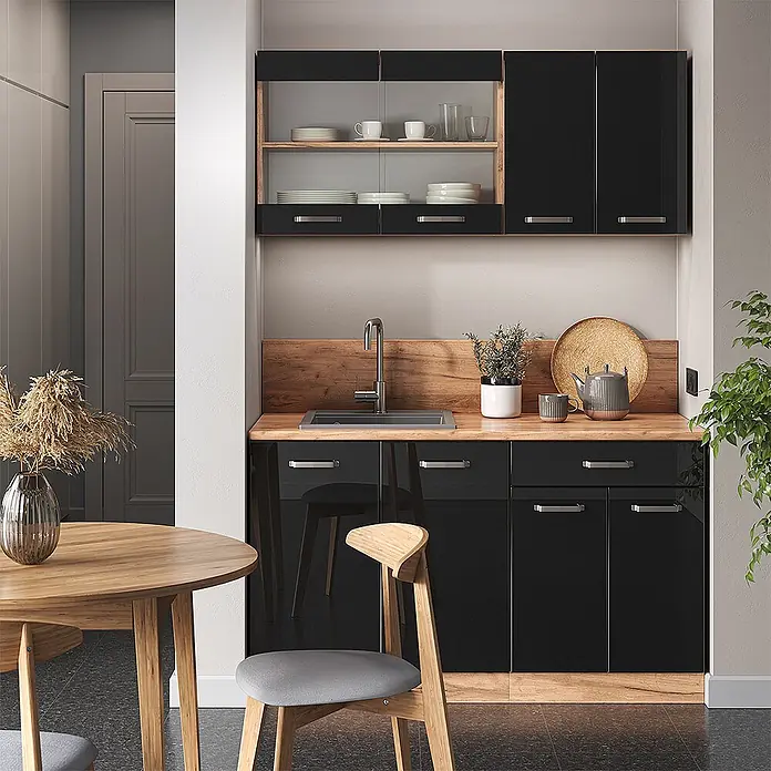 Vicco Schrankküche R-Line Schwarz Hochglanz mit 2 Schubladen - Schwarz Hochglanz, Dachschrägenschrank 60cm mit Schublade - Kompakte Küchenzeile mit schwarzen Hochglanzschränken, Holztheke, Spüle und silbernen Griffen, in moderner Küchenumgebung.