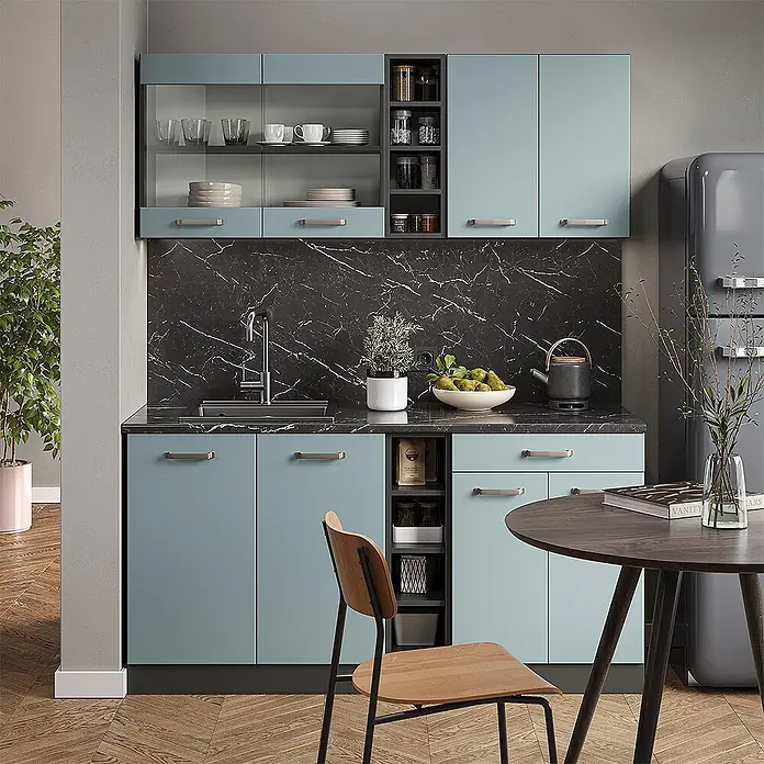 Vicco Singleküche R-Line Blau-Grau/Anthrazit, AP Eiche - Breite: 160 cm, Blau-Grau, Mit AP Eiche - Moderne Küche mit hellblauen Schränken, schwarzer Marmor-Arbeitsplatte und Rückwand, ausgestattet mit Spüle, offenen Regalen und oberen Glasschränken.
