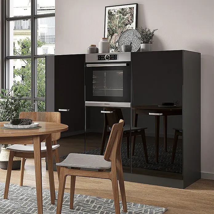 Vicco Küchenleerblock R-Line Schwarz Hochglanz/Anthrazit ohne Arbeitsplatte - Schwarz Hochglanz - Schwarzer Hochglanz-Schrank mit Einbaubackofen in einem modernen Essbereich.