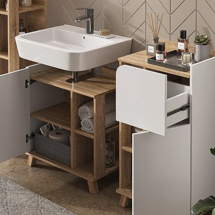 Vicco Badmöbel-Set Karen Sonoma/Weiß 4 Teile - Gesamtbreite Badmöbel: 160 cm, Sonoma, Matt - Weißes Keramikwaschbecken auf einem hellen Holz-Badmöbel mit weißen Schränken und offenen Ablagen.