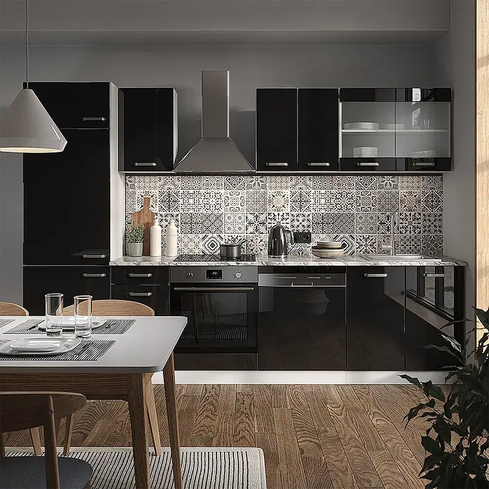 Vicco Küchenzeile R-Line Schwarz Hochglanz/Weiß, AP Eiche - Breite: 300 cm, Schwarz Hochglanz, Ohne Elektrogeräte - Moderne Küche mit schwarzen Hochglanzschränken, gemustertem Fliesenspiegel und Holzboden.