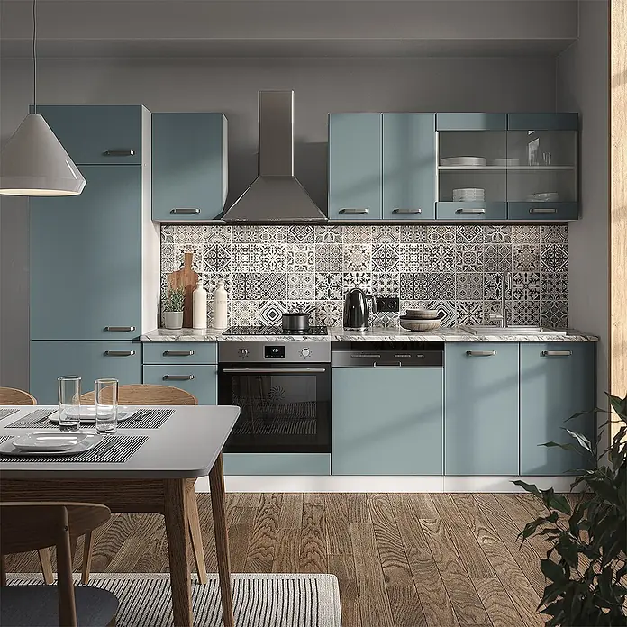 Vicco Küchenzeile R-Line, Blau-Grau/Weiß, 300 cm -  - Moderne Küche mit hellblauen Schränken, integrierten Geräten und gemusterter Rückwand, in einem Essbereich dargestellt.