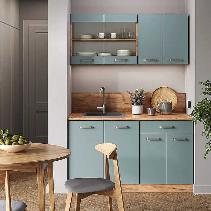 Vicco Singleküche R-Line Blau-Grau/Goldkraft Eiche, AP Eiche - Breite: 140 cm, Blau-Grau, Mit AP Eiche - Kompakte Küche mit blaugrünen Schränken, hölzerner Arbeitsplatte und integrierter Spüle, in einem modernen Wohnraum.