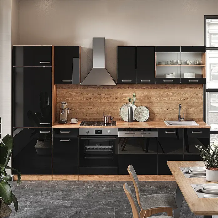 Vicco Küchenzeile R-Line Schwarz Hochglanz/Goldkraft Eiche, AP Eiche - Breite: 300 cm, Schwarz Hochglanz, Ohne Elektrogeräte - Moderne Küche mit hochglänzenden schwarzen Schränken, Arbeitsplatte und Rückwand in Holzoptik und integrierten Geräten.