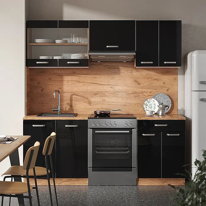 Vicco Küchenzeile R-Line Schwarz Hochglanz/Goldkraft Eiche, AP Anthrazit - Breite: 200 cm, Schwarz Hochglanz, Ohne Elektrogeräte - Moderne schwarze Hochglanz-Küchenschränke mit Holzoptik-Arbeitsplatte und Rückwand, inklusive integriertem Ofen und Spüle in einer Küche.