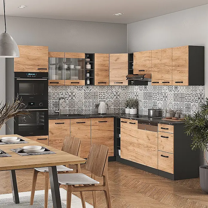 Vicco Eckküche R-Line Goldkraft Eiche/Anthrazit ohne Arbeitsplatte - Goldkraft Eiche, Ohne Elektrogeräte - Moderne Küche mit Holzoptik-Schränken, schwarzen Arbeitsplatten, gemusterter Rückwand, integrierten Öfen und Spülmaschine.