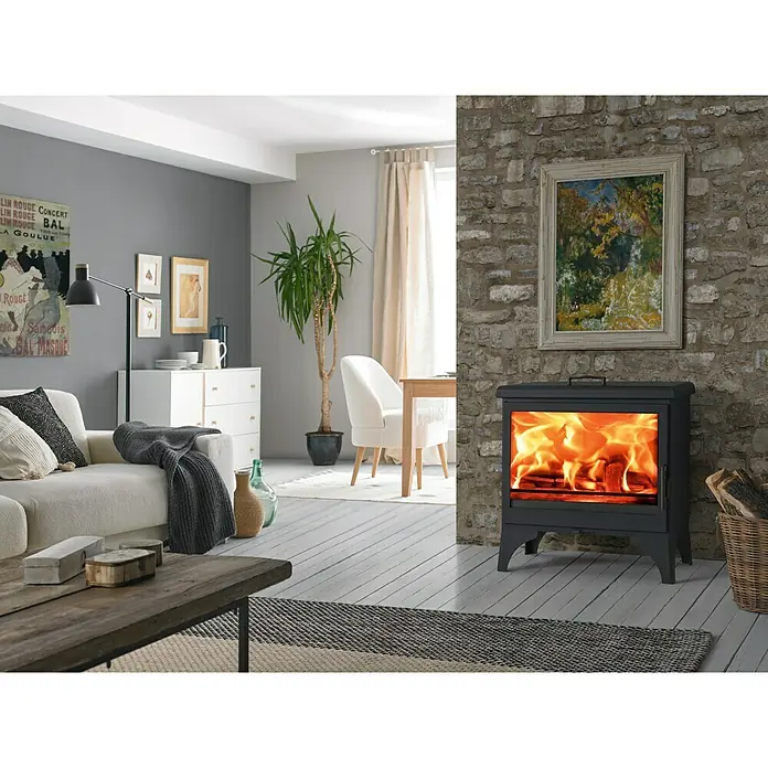 Panadero Estufa de leña Bohème - 9,8 kW, Volumen de calefacción: 290 m³, Antracita - Acogedora sala de estar con una moderna estufa de leña, que aporta calidez y estilo al espacio. Ambiente perfecto para relajarse y disfrutar.