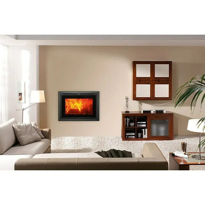 Panadero Insert de leña C-820-S - L x An x Al: 54,8 x 77 x 62,9 cm, 7 kW, 250 m³, Antracita - Salón con chimenea moderna. La chimenea con el marco negro es un punto de atracción en la sala de estar luminosa.