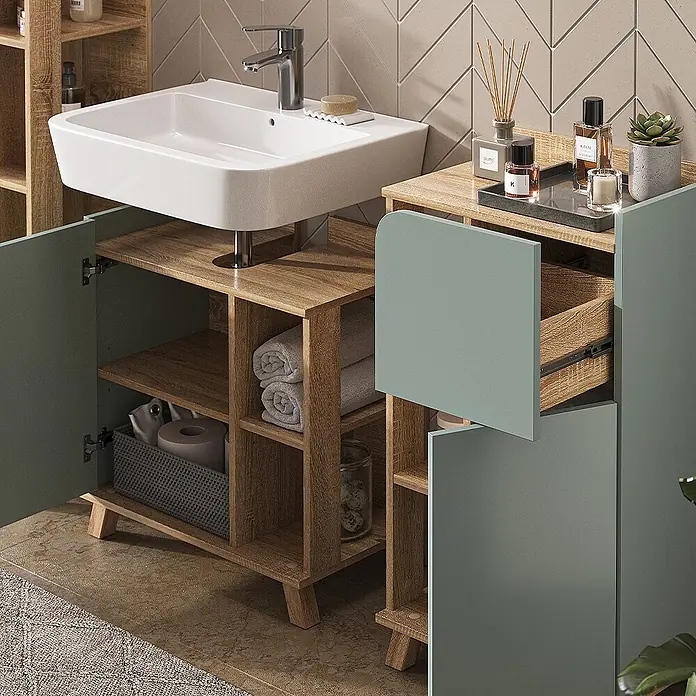 Vicco Badmöbel-Set Karen Sonoma/Blau 4 Teile - Gesamtbreite Badmöbel: 160 cm, Sonoma, Matt - Badezimmermöbel mit weißem Waschbecken, hellen Holzregalen und salbeigrünen Schranktüren, mit Toilettenartikeln und Handtüchern.