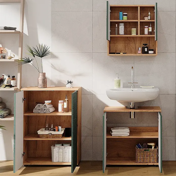 Vicco Badmöbel-Set Irma Grün/Goldkraft Eiche 3 Teile, mit Unterschrank 60 cm - Gesamtbreite Badmöbel: 120 cm, Grün, Matt - Badezimmerschränke aus Holz mit dunkelgrünen Türen, ein Wandschrank und zwei Stehschränke, in einem modernen Badezimmer.