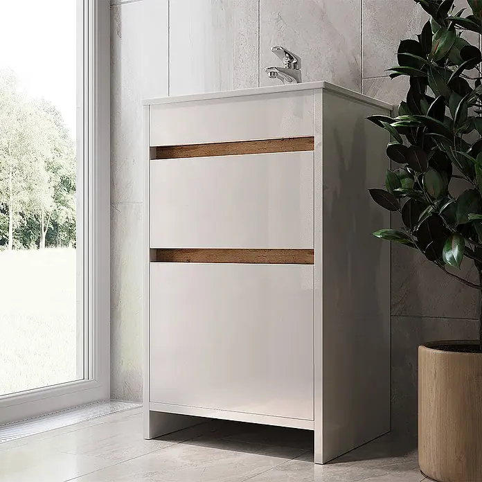 Vicco Badmöbel-Set Detmold Weiß Hochglanz 2 Teile, mit Waschbecken und 2 Schubladen - Gesamtbreite Badmöbel: 48 cm, Weiß Hochglanz, Glänzend - Weißer glänzender Badezimmerschrank mit Holzapplikationen und integriertem Waschbecken/Wasserhahn, neben einem Fenster.