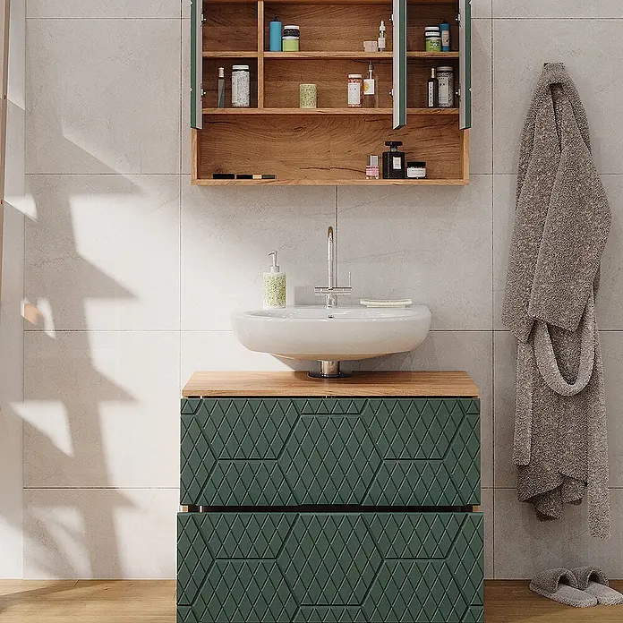 Vicco Badmöbel-Set Irma Grün/Goldkraft Eiche 2 Teile, Unterschrank 80 cm - Gesamtbreite Badmöbel: 80 cm, Grün, Matt - Moderne Badezimmer-Waschtischanlage: dunkelgrüner Unterschrank mit geometrischer Textur, Holzplatte, weißes Waschbecken und passender Wandschrank.