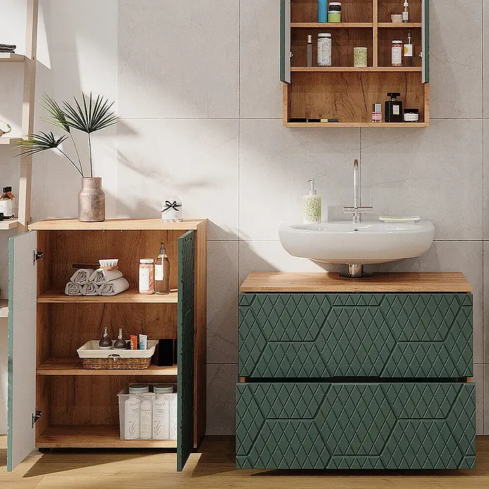 Vicco Badmöbel-Set Irma Grün/Goldkraft Eiche 3 Teile, mit Unterschrank 80 cm - Gesamtbreite Badmöbel: 140 cm, Grün, Matt - Dunkelgrüne geometrische Waschtisch-, Wand- und Aufbewahrungsschränke mit Holzdetails in einem modernen Badezimmer.