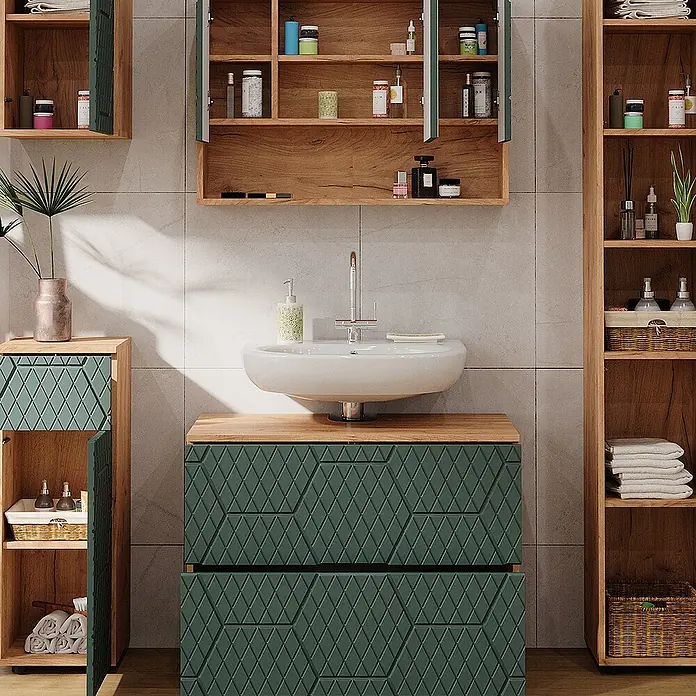 Vicco Badmöbel-Set Irma Grün/Goldkraft Eiche 5 Teile - Gesamtbreite Badmöbel: 140 cm, Grün, Matt - Dunkelgrüner Waschtisch mit geometrischem Muster, weißem Waschbecken und passenden Holz- und grünen Badschränken.