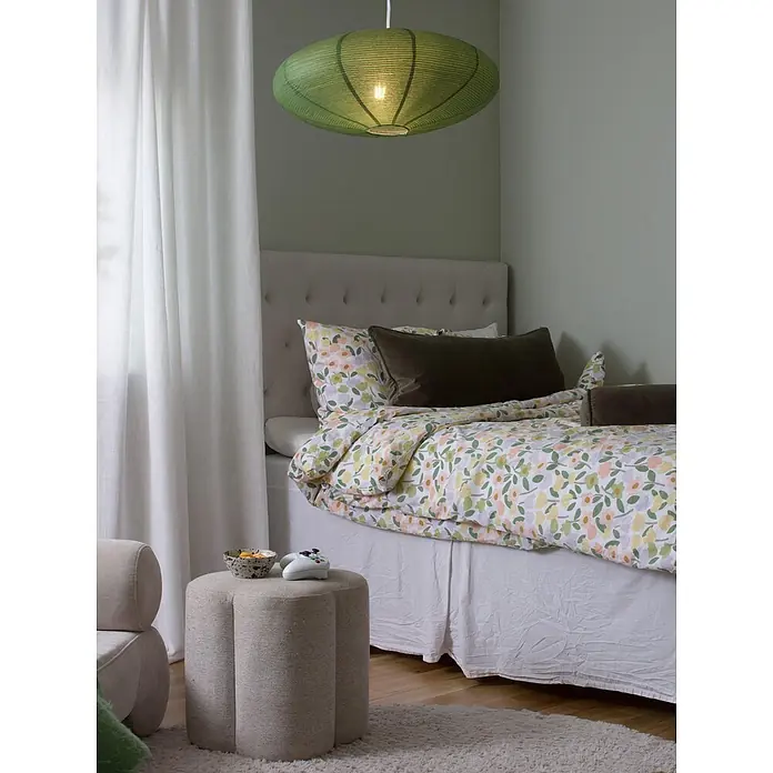 PR Home Pendelleuchte Lampenschirm -  - Grüne ovale Pendelleuchte spendet Licht in einem gemütlichen Schlafzimmer mit Blumenbettwäsche und beigem Hocker.