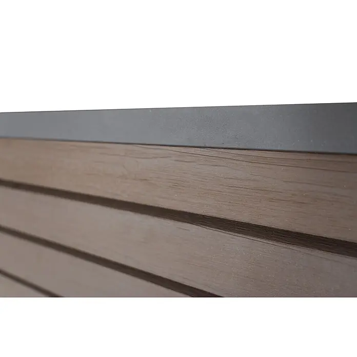 GartenLand Steckzaun-Element WPC Zaun Kopenhagen Ohne Pfosten - B x H: 180 x 180 cm, Schokobraun, Verbundwerkstoff - Nahaufnahme einer grauen Oberkante mit horizontalen braunen Holzlatten.